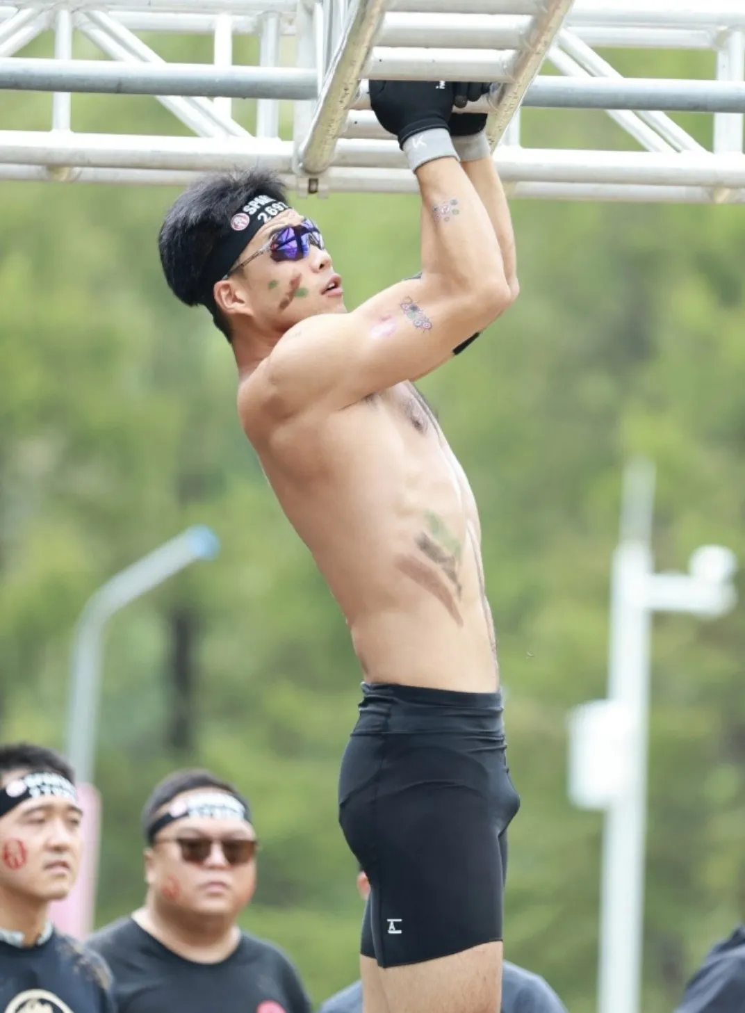 参加斯巴达的运动男湿湿透，穿这么紧身的裤子吗？