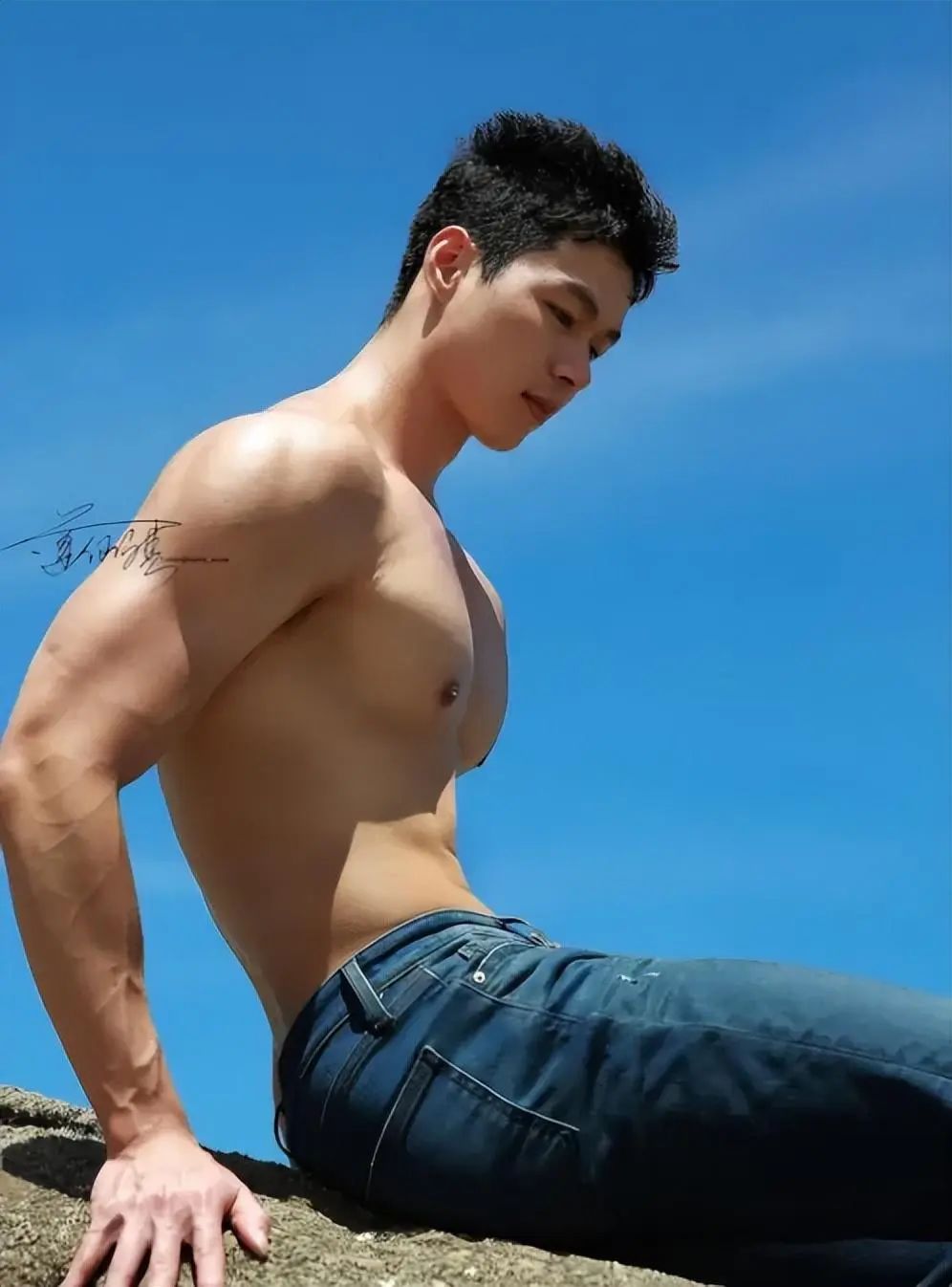 182cm 福建黑皮帅哥,八块腹肌超吸睛! 182cm 福建黑皮帅哥,八块腹肌超吸睛!