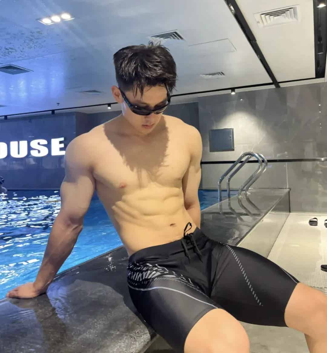 泳池湿透的长腿运动男，东北男人就是强大呀！！