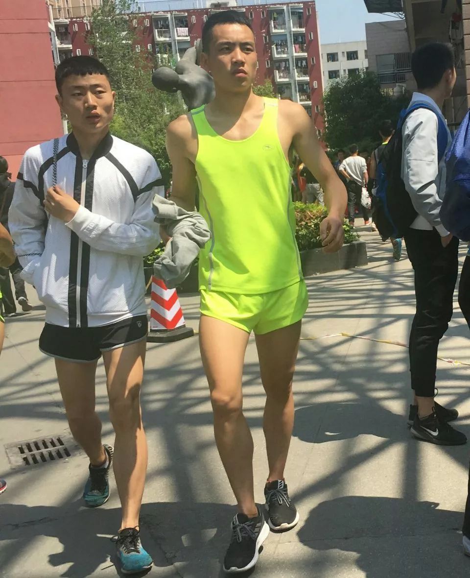 成都体院遇见的野生体育生，操场一个穿得比一个紧！