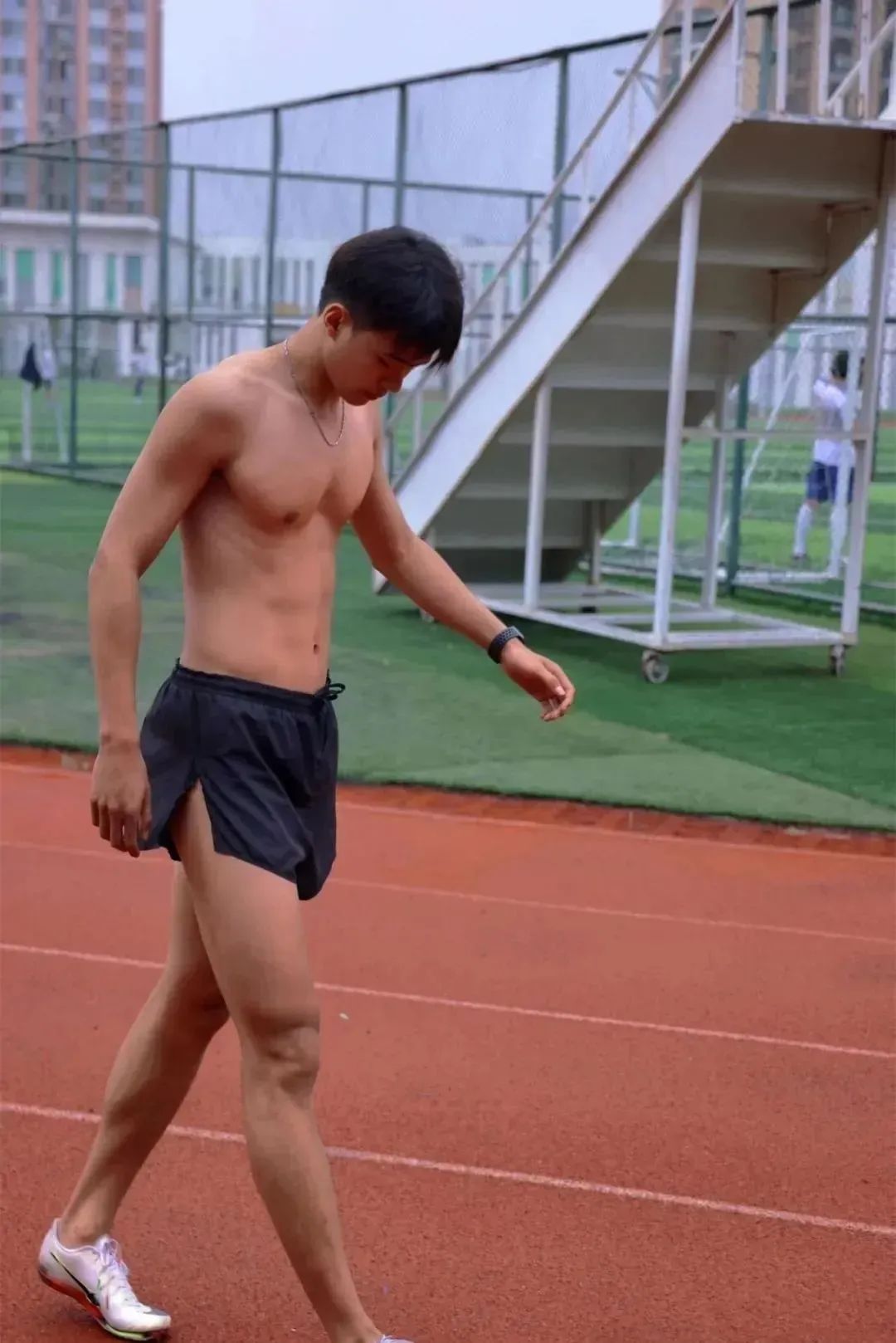 193CM 黑皮田径体育生，19 岁山东男大的迷人魅力！