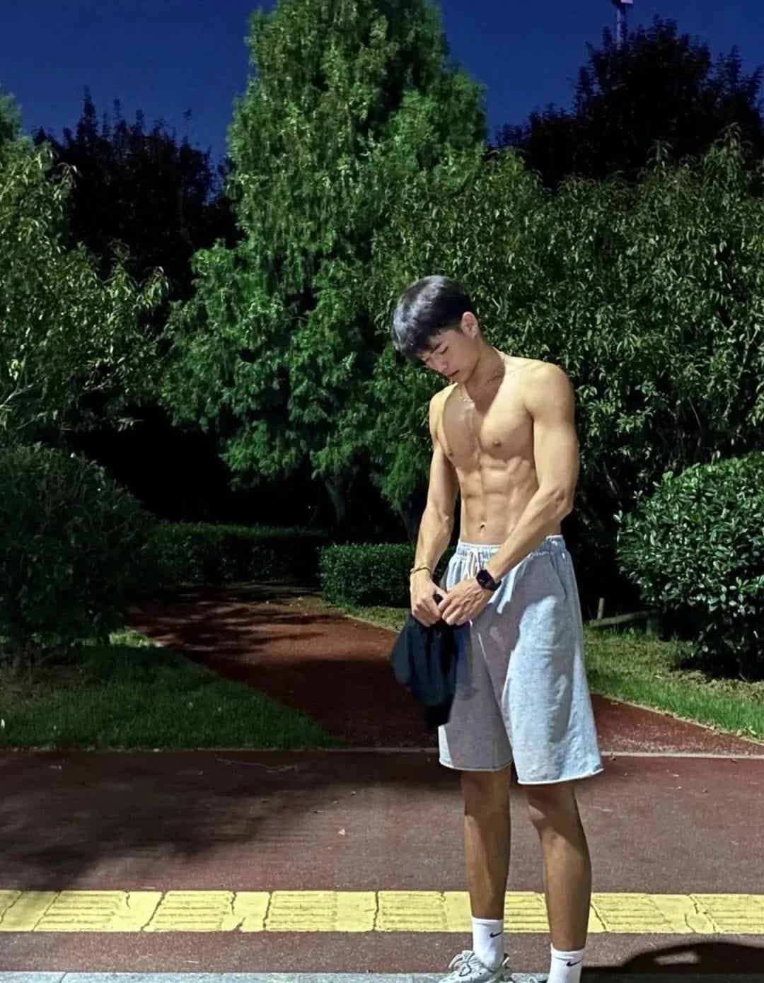 193CM 黑皮田径体育生，19 岁山东男大的迷人魅力！