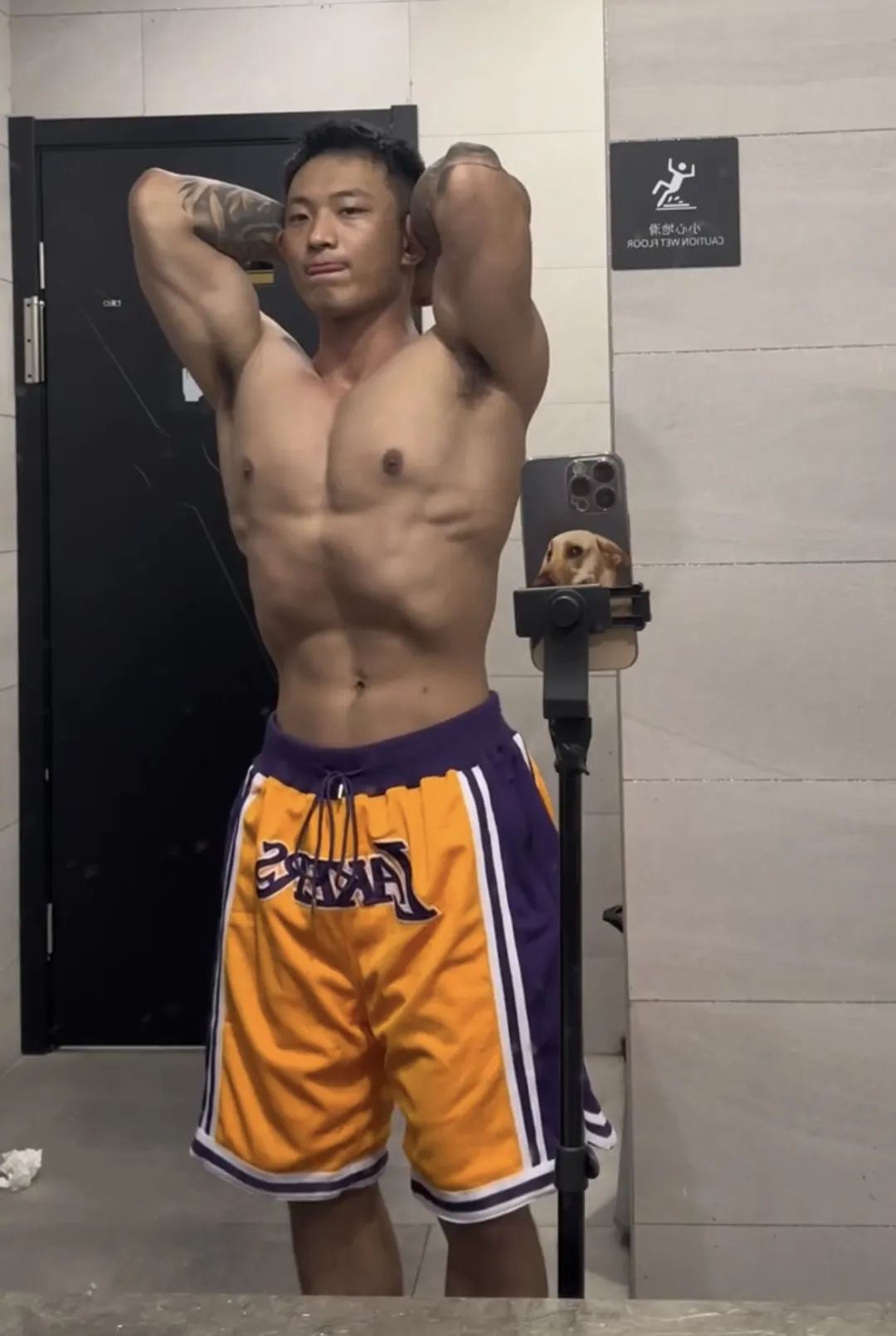 黑皮钢铁直男健身教练，夜访女记者，大花臂爱了…