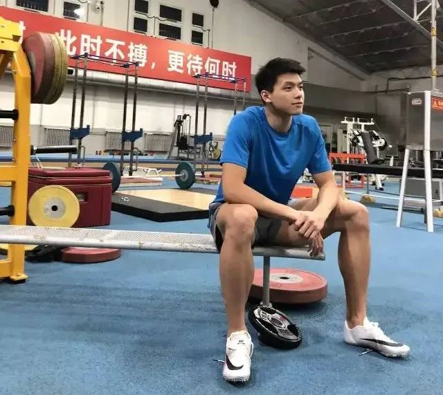 苏炳添小师弟户外冲凉被拍，这臀也太翘了！
