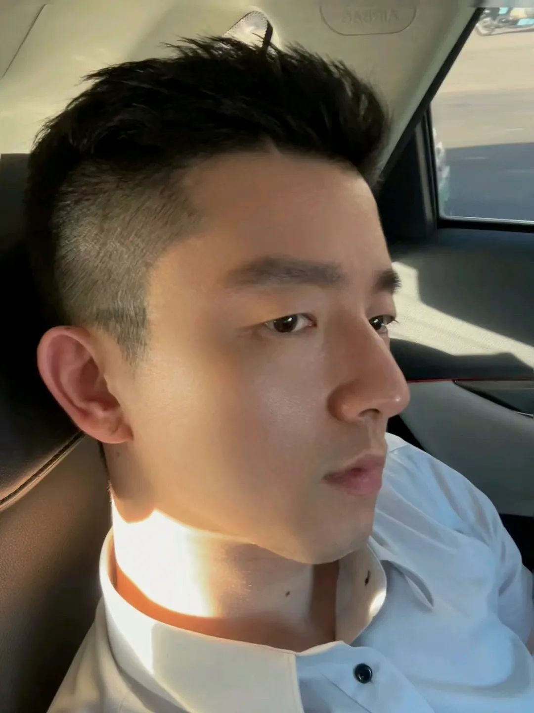 爱穿正装的小哥哥脱啦，自带一种人夫感！