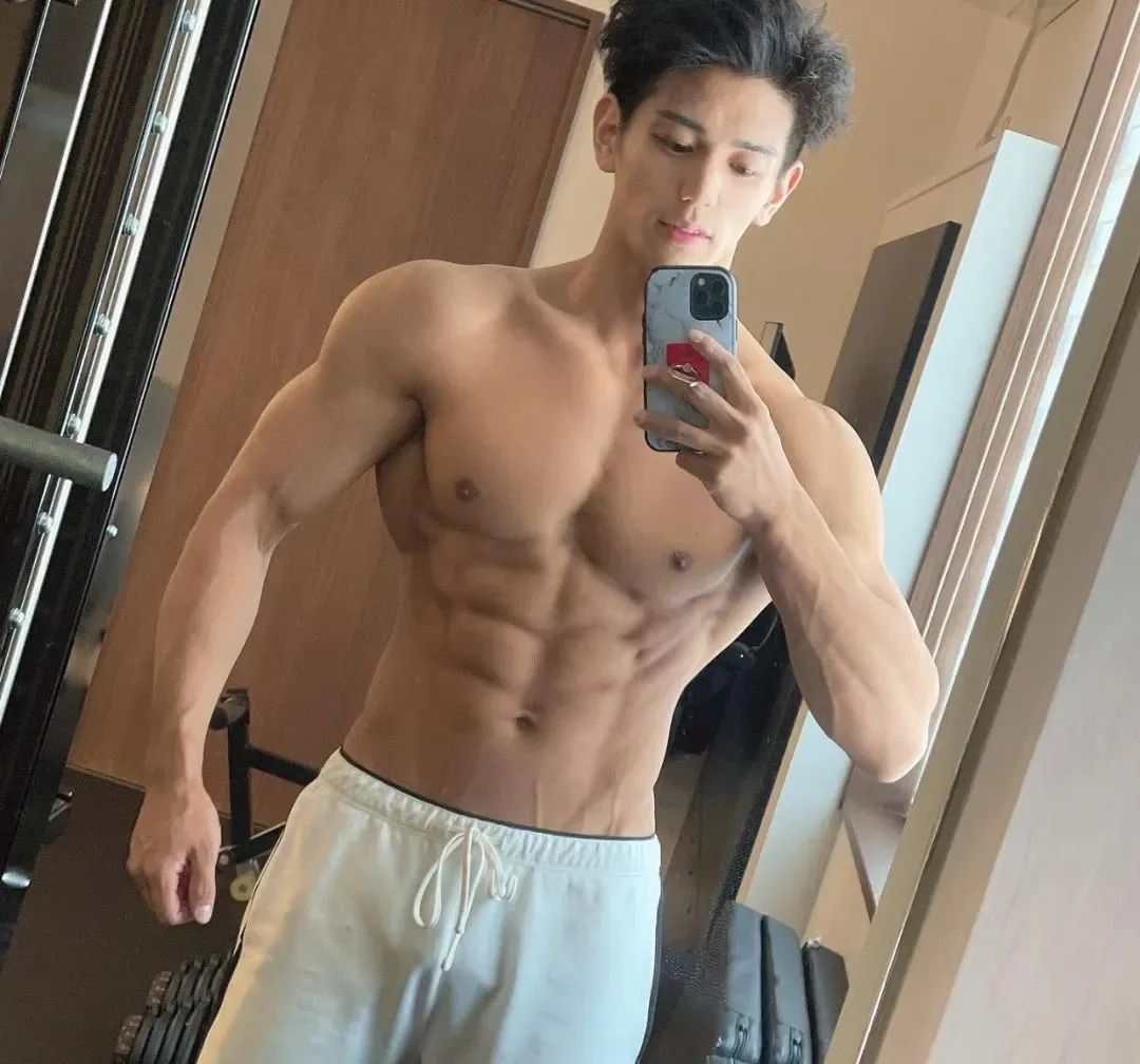 推特网红肌肉爸爸私教课卖五百约的都是男顾客，值吗？