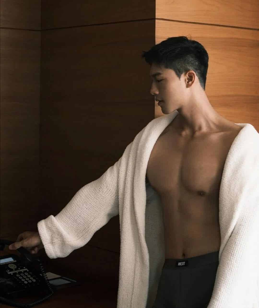 185cm 体育生在酒店自拍，完美尺度！