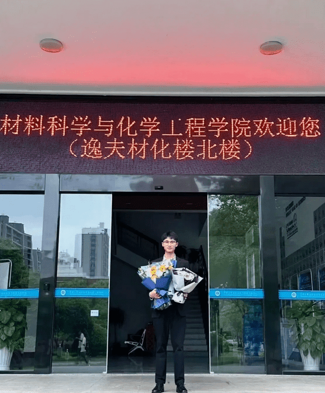 露出上身湿透了硬邦邦腹肌，连毛孔都性感！