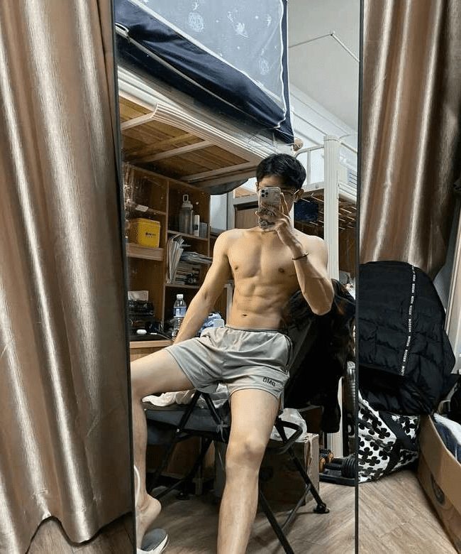 露出上身湿透了硬邦邦腹肌，连毛孔都性感！