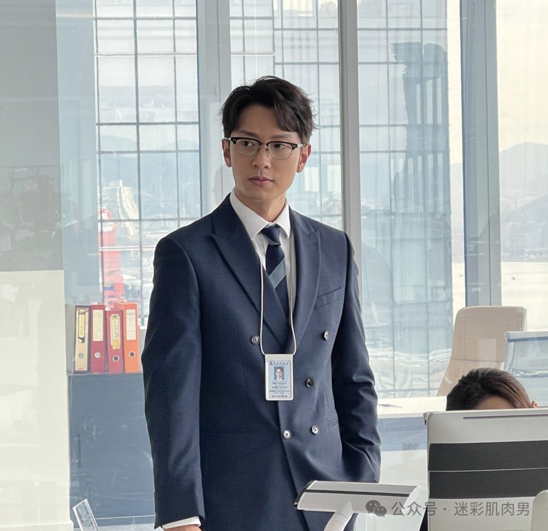 香港先生冠军高钧贤早年私照被扒翻红，穿太少真好看！