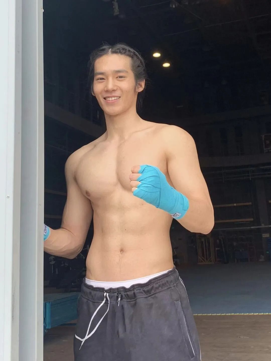 于是，塌房了！舔脚婆、男女通吃、双插头 Buff 叠满…