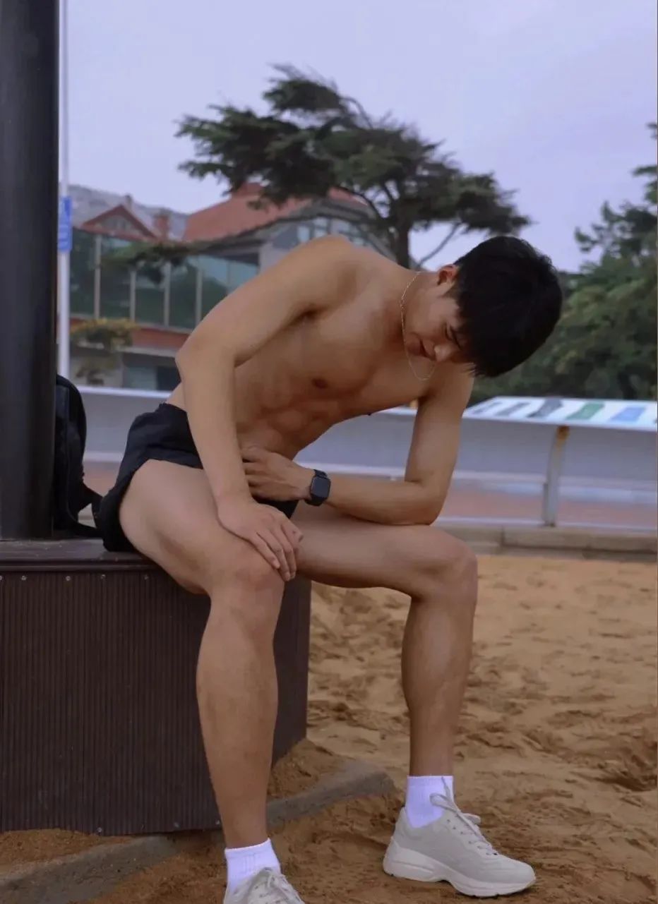 193CM 黑皮田径体育生，19 岁山东男大的迷人魅力！