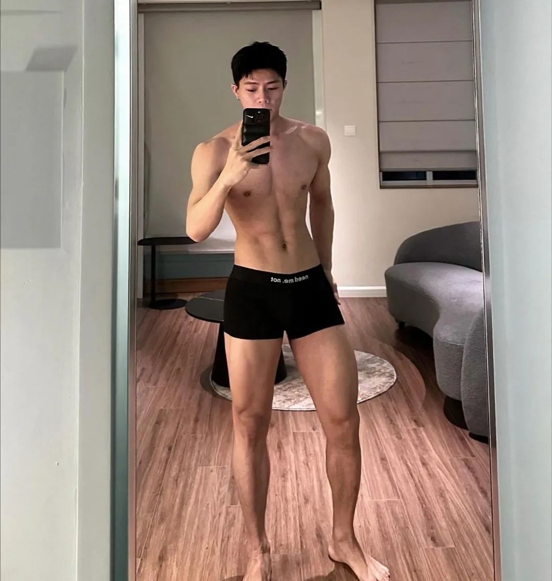 185cm 体育生在酒店自拍，完美尺度！