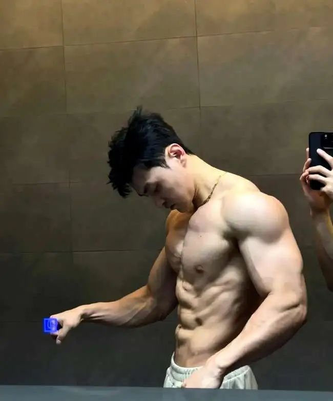 威武雄壮肌肉男，腹肌刚毅完美男人！