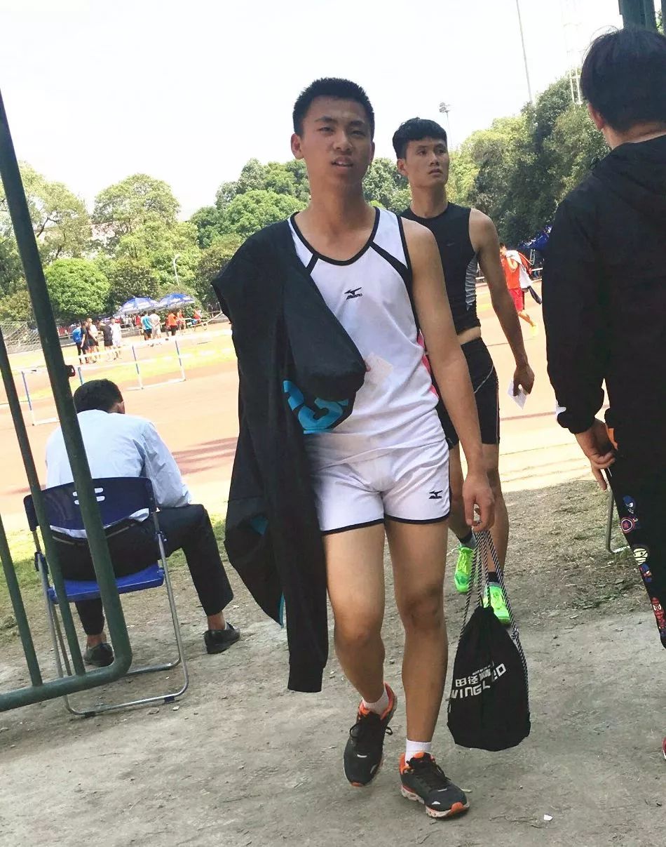 成都体院遇见的野生体育生，操场一个穿得比一个紧！
