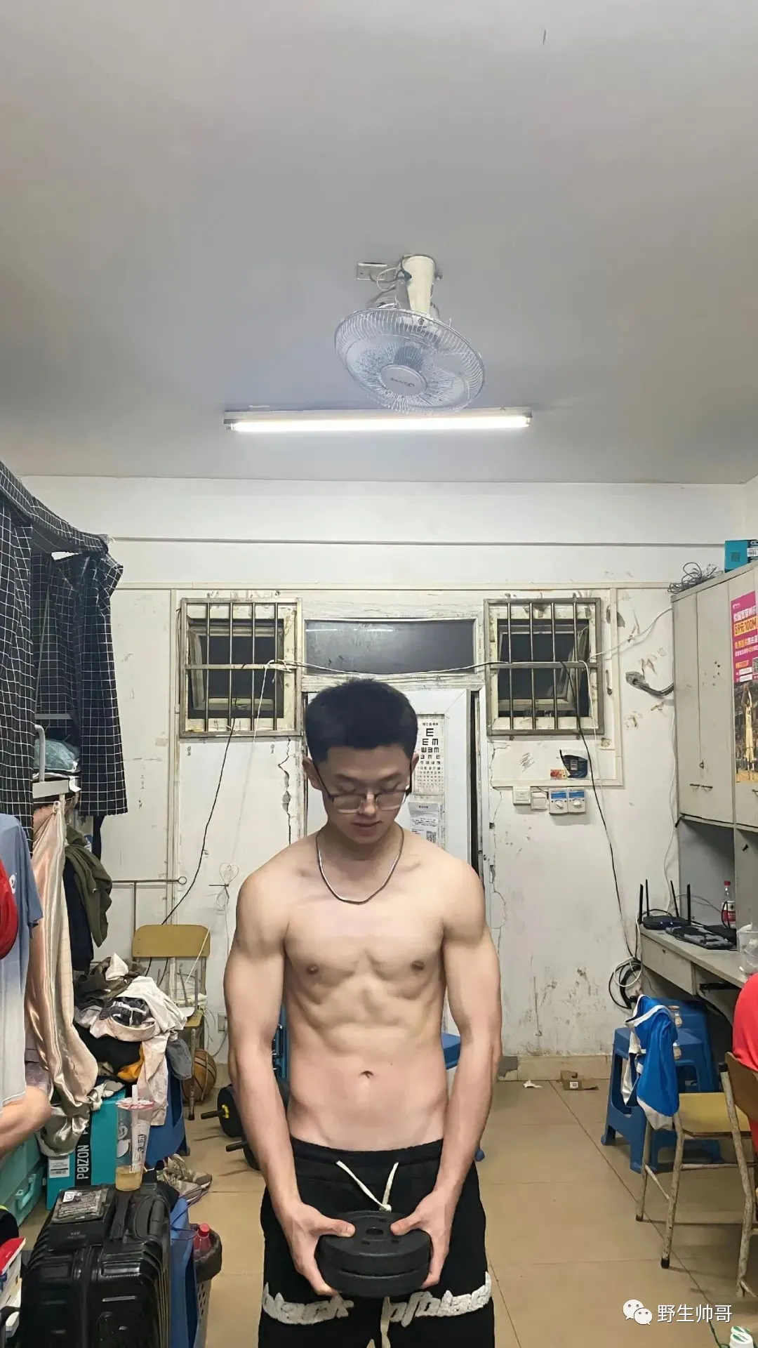 南宁覃森平替 20 体育生穿内裤自拍，拉低裤子秀腹肌大实力！