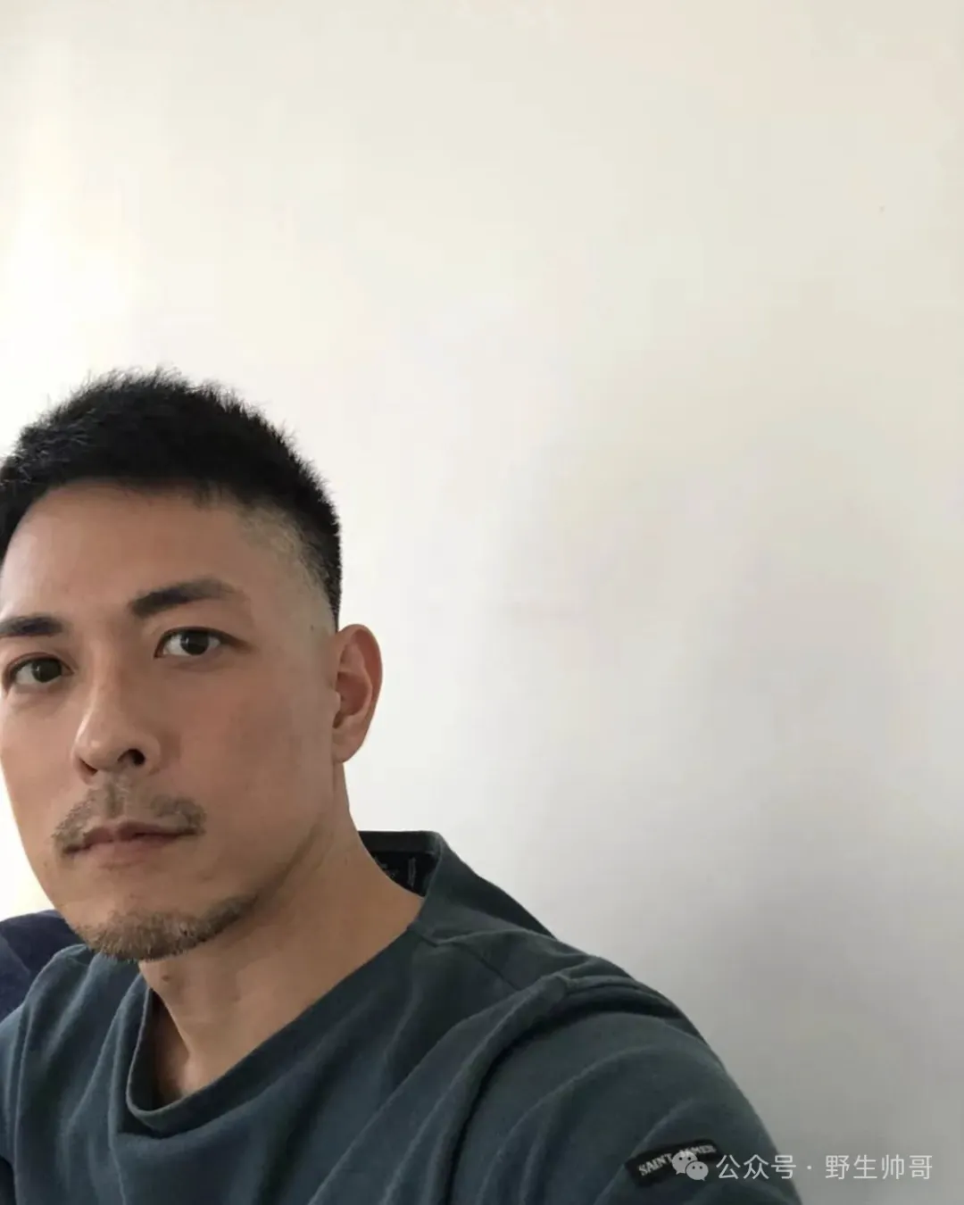 日本这枚正装男酒店见网友涉嫌偷窃他人财物，你看过他的吗