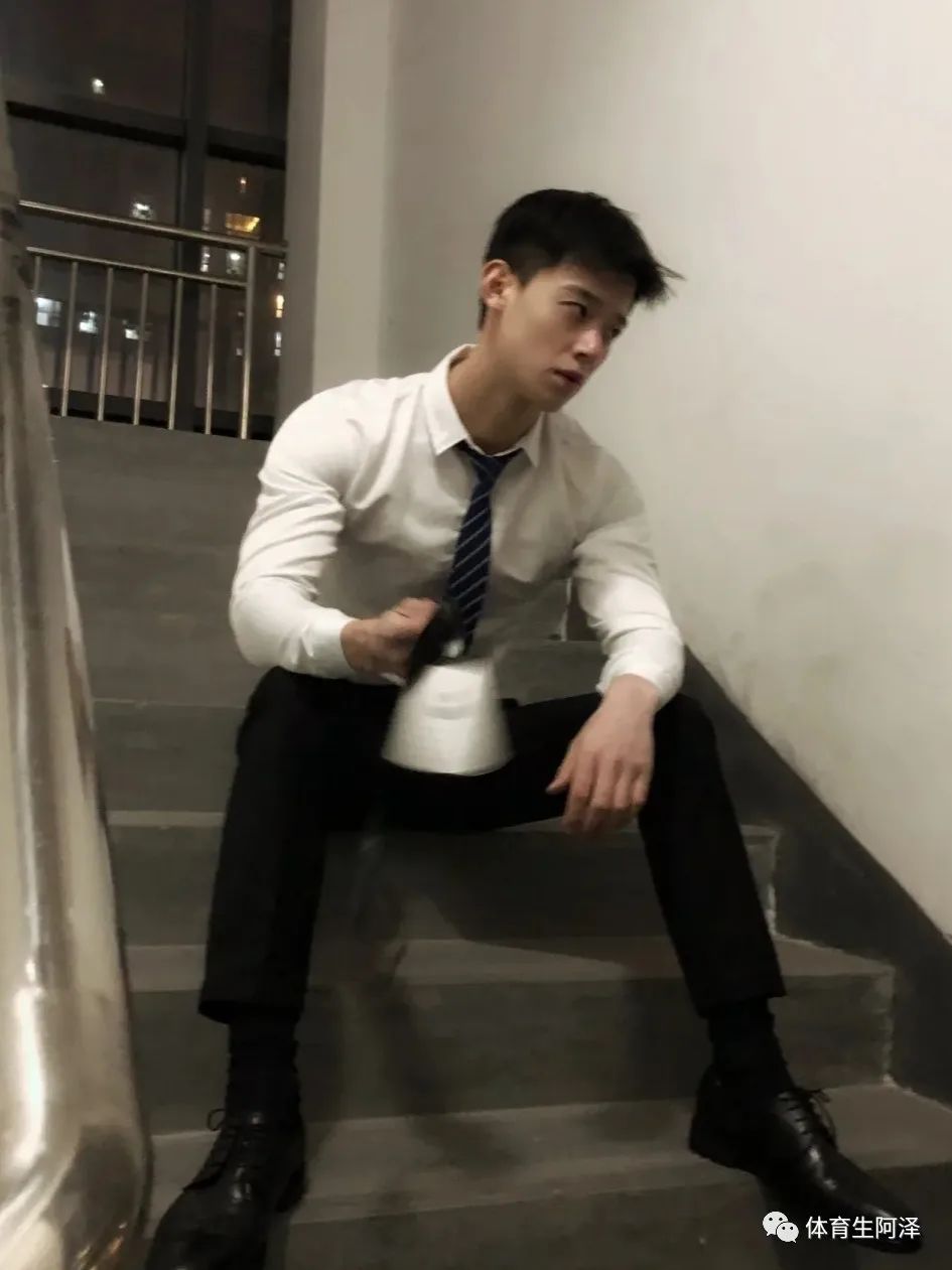 禁欲正装，山东大男孩，楼梯口来一下......