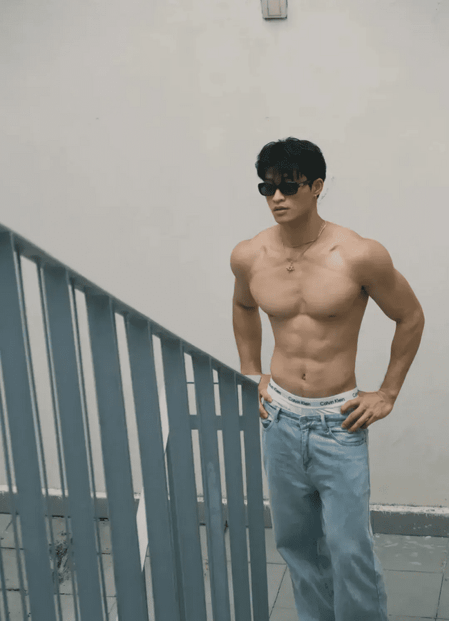 穿着破烂背心的肌肉帅哥，性感身材魅力无限