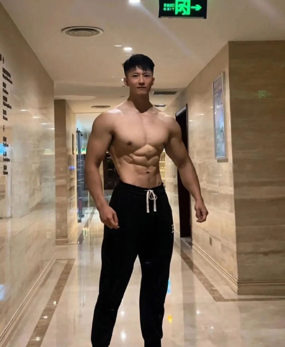 刚毅肌肉帅哥水中秀肌，你会几点回家？
