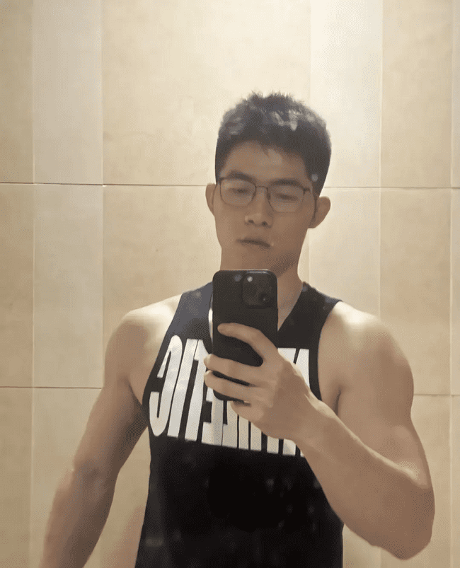 肌肉哥哥男人味十足，强健体魄充满阳刚之气！