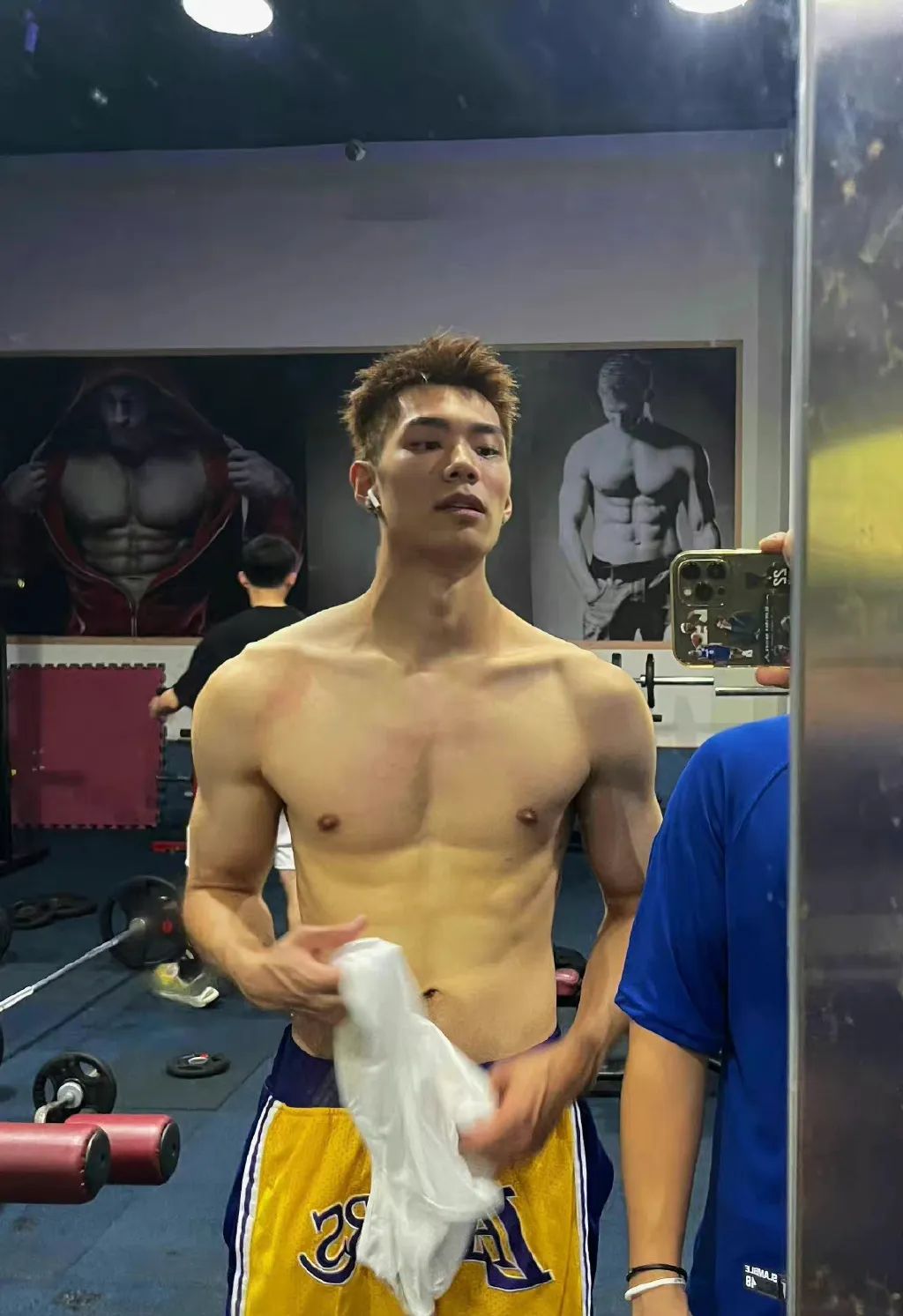 浙江 02 年直男体育生，这 190CM 大长腿简直太炸了！