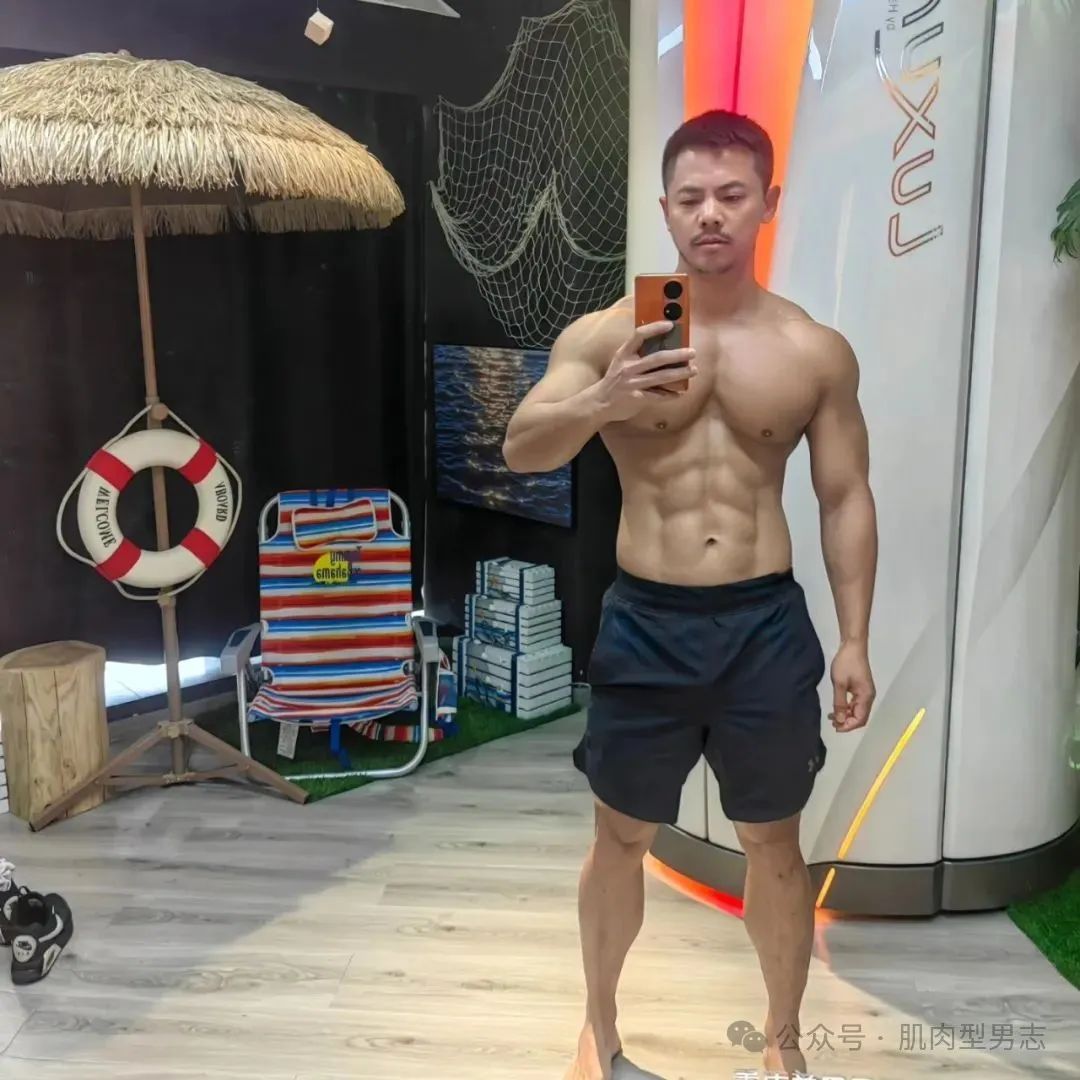 成都 gogoboy 穿白内裤自拍，实力藏不住了