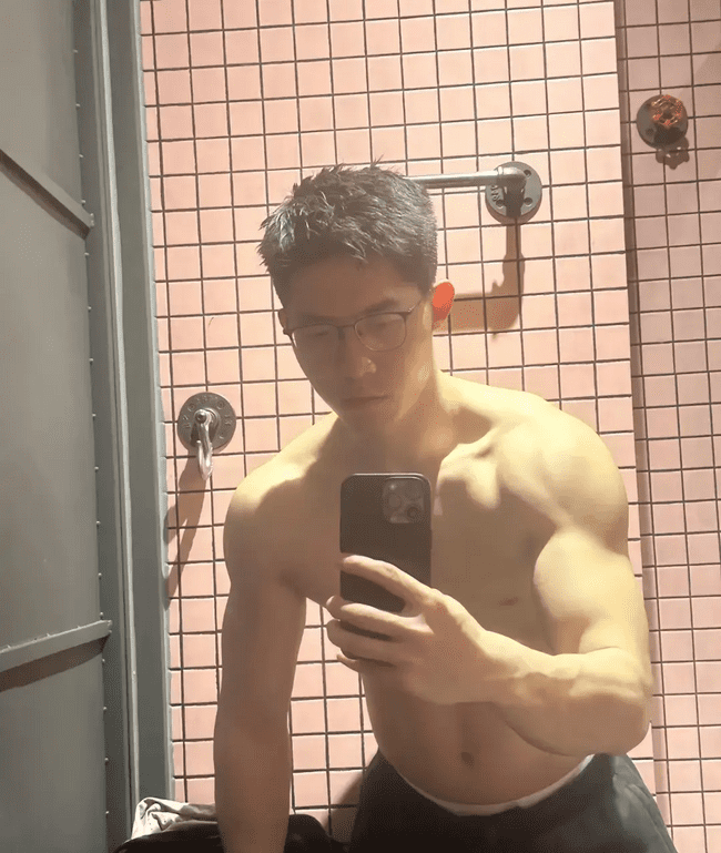 肌肉哥哥男人味十足，强健体魄充满阳刚之气！