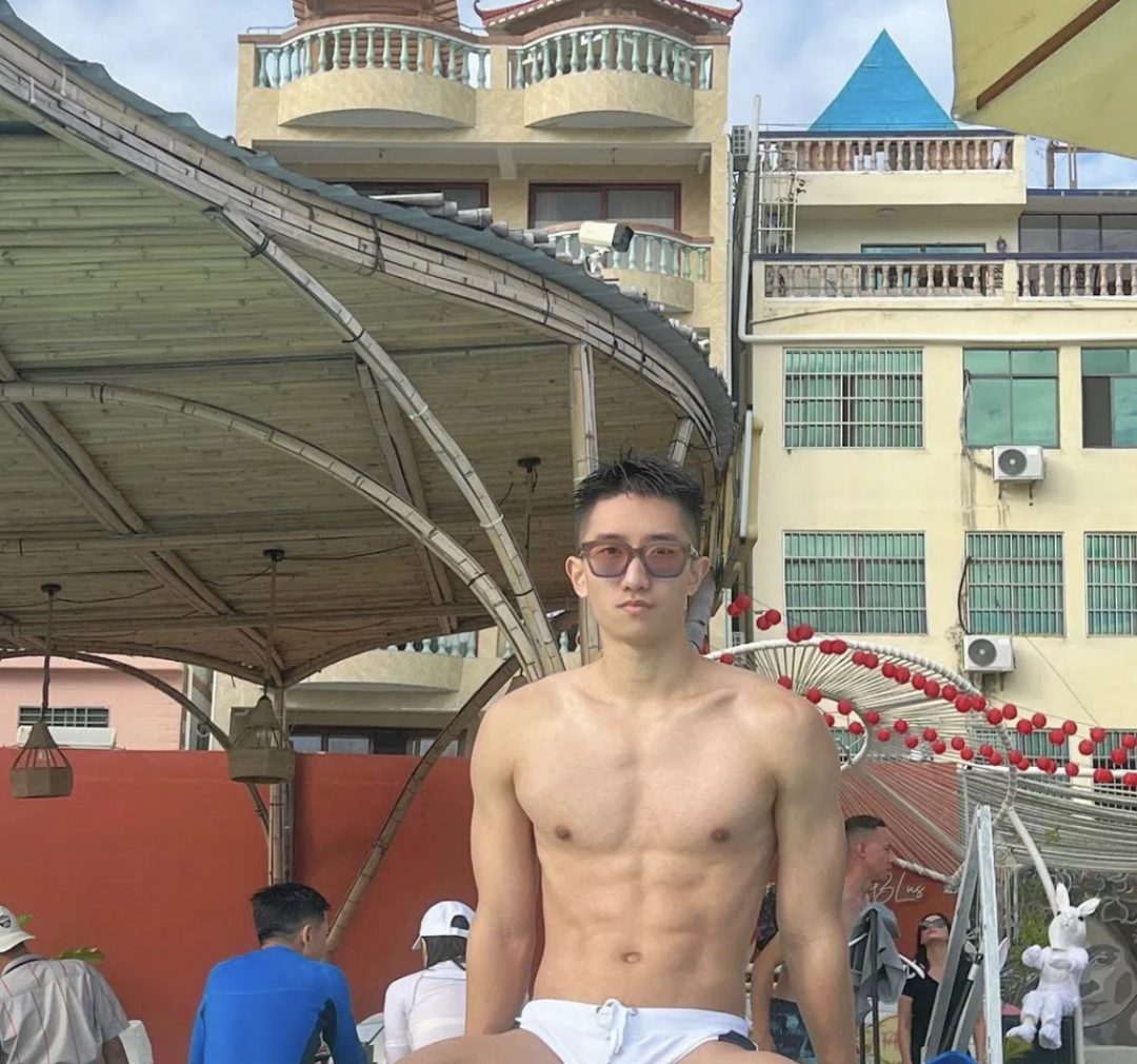 穿泳裤的彝族小哥谁顶得住啊，灰裤子垒的很好看！