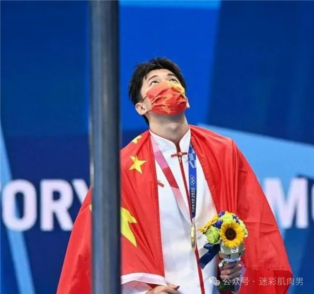 192CM 汪顺比赛穿紧身泳裤照刷屏实力凸出，被摸胸了？