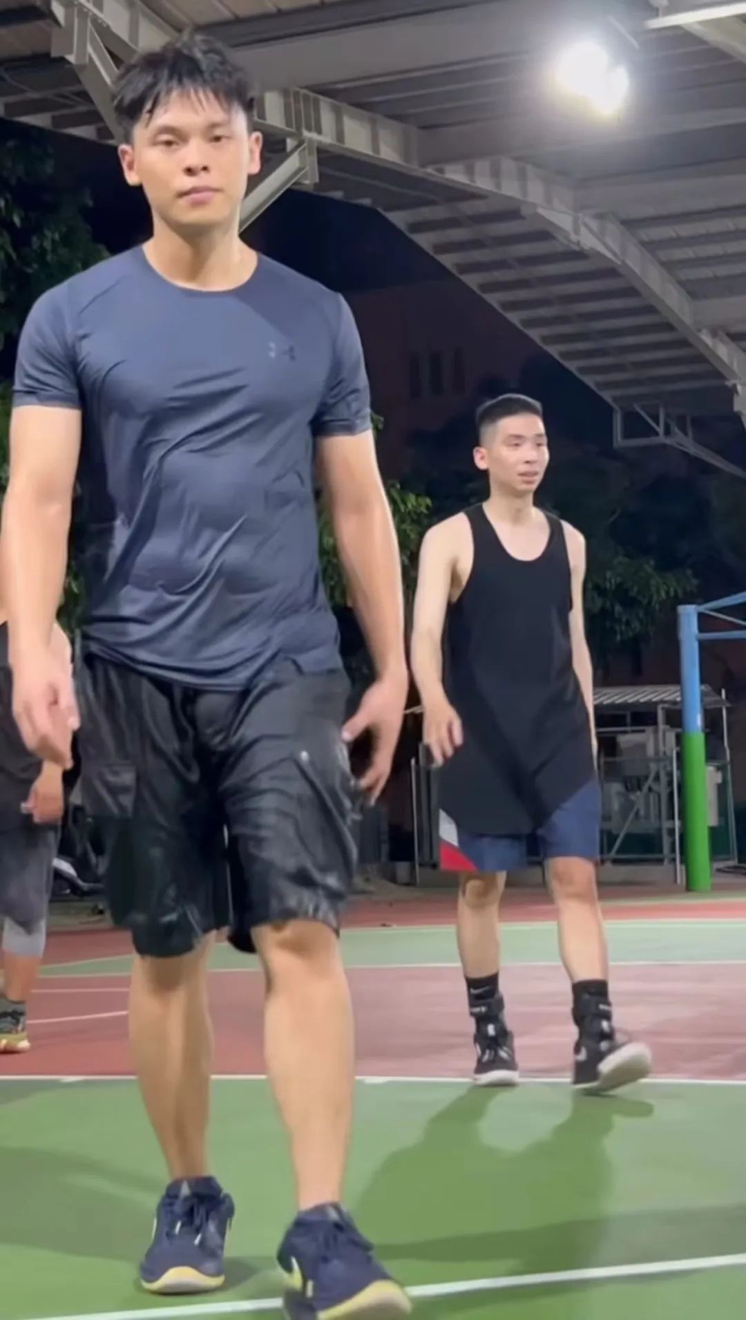 操场打篮球的运动男被汗水湿透太有看头，实力太强！