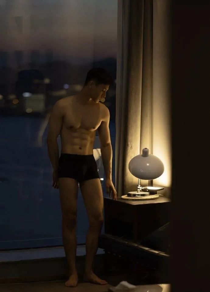 帅气白衣小哥哥 X 张力拉满，让人一眼爱上！