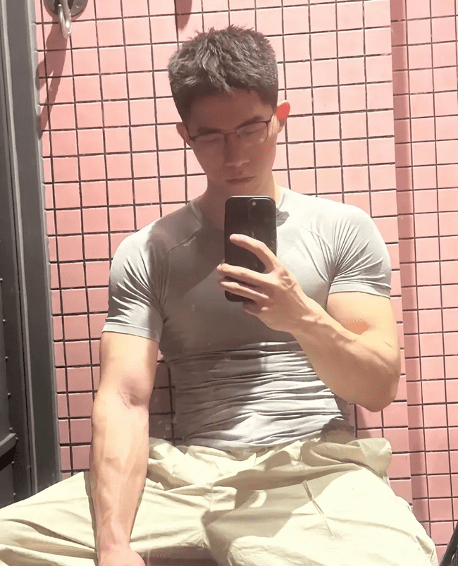 肌肉哥哥男人味十足，强健体魄充满阳刚之气！