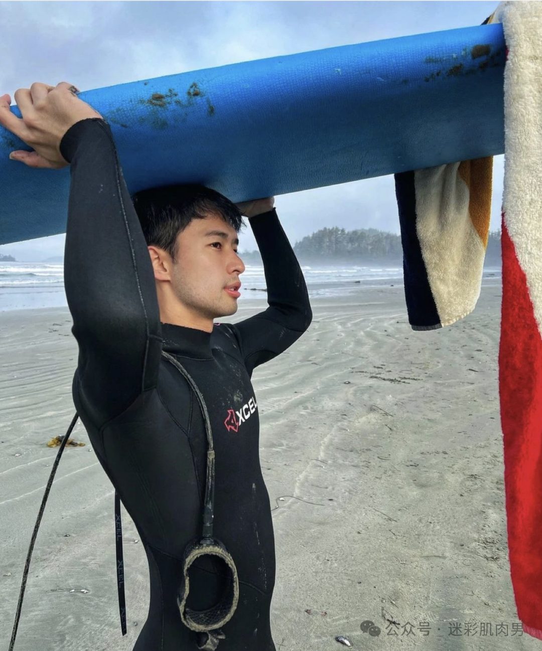 海边冲浪的肌肉小哥湿透啦，大鼻子真好看！