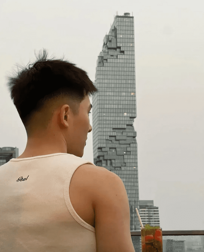 清秀俊逸的小哥在床上慵懒样子，性感又迷人！