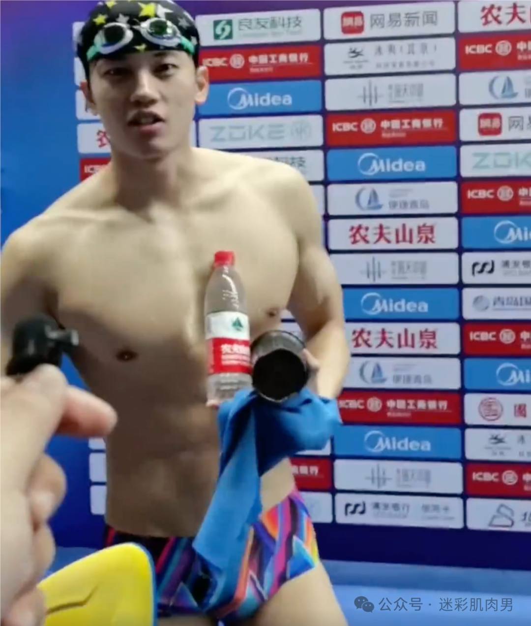 192CM 汪顺比赛穿紧身泳裤照刷屏实力凸出，被摸胸了？