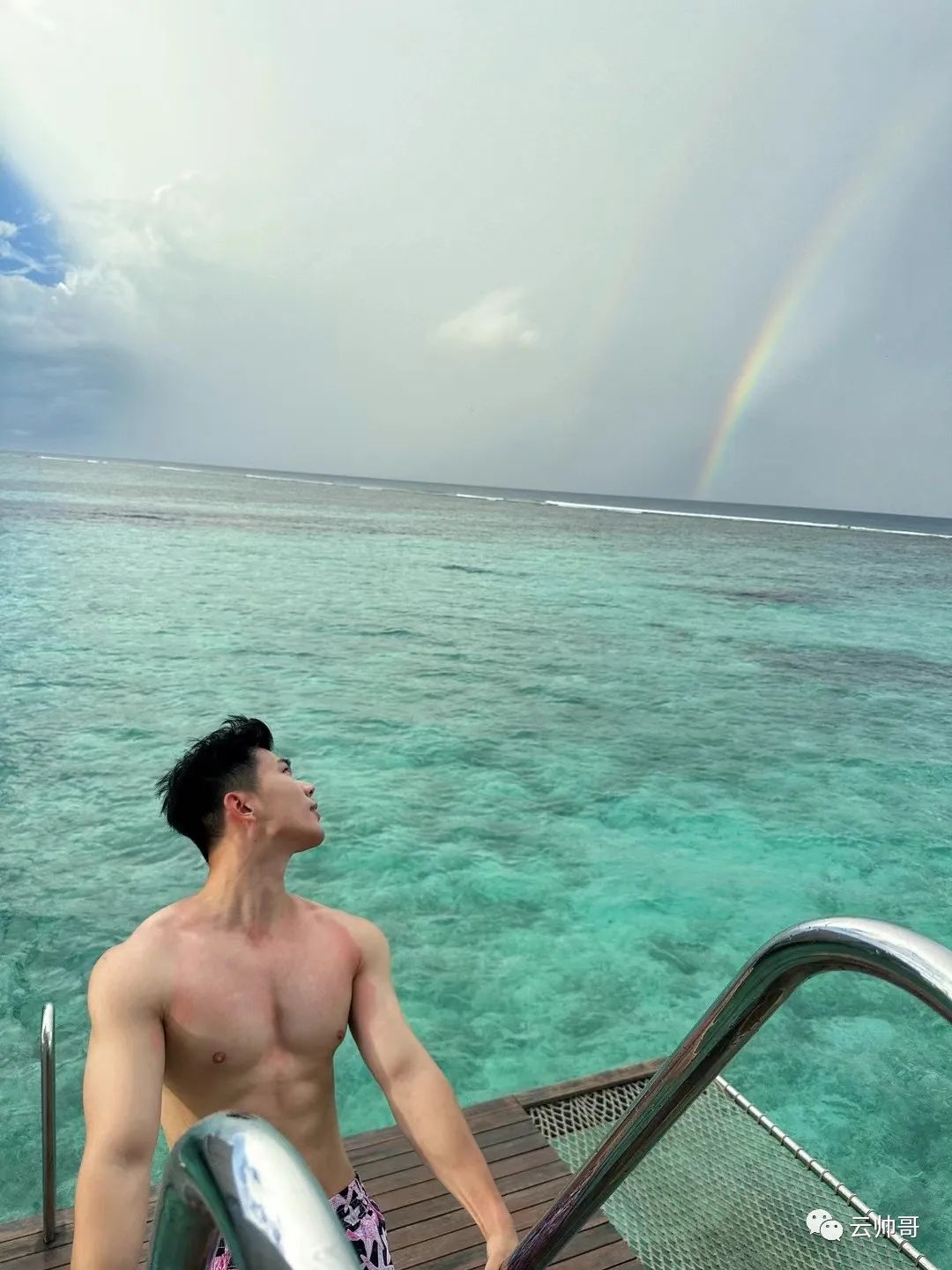 腹肌男模下海，彩虹大苞好顶