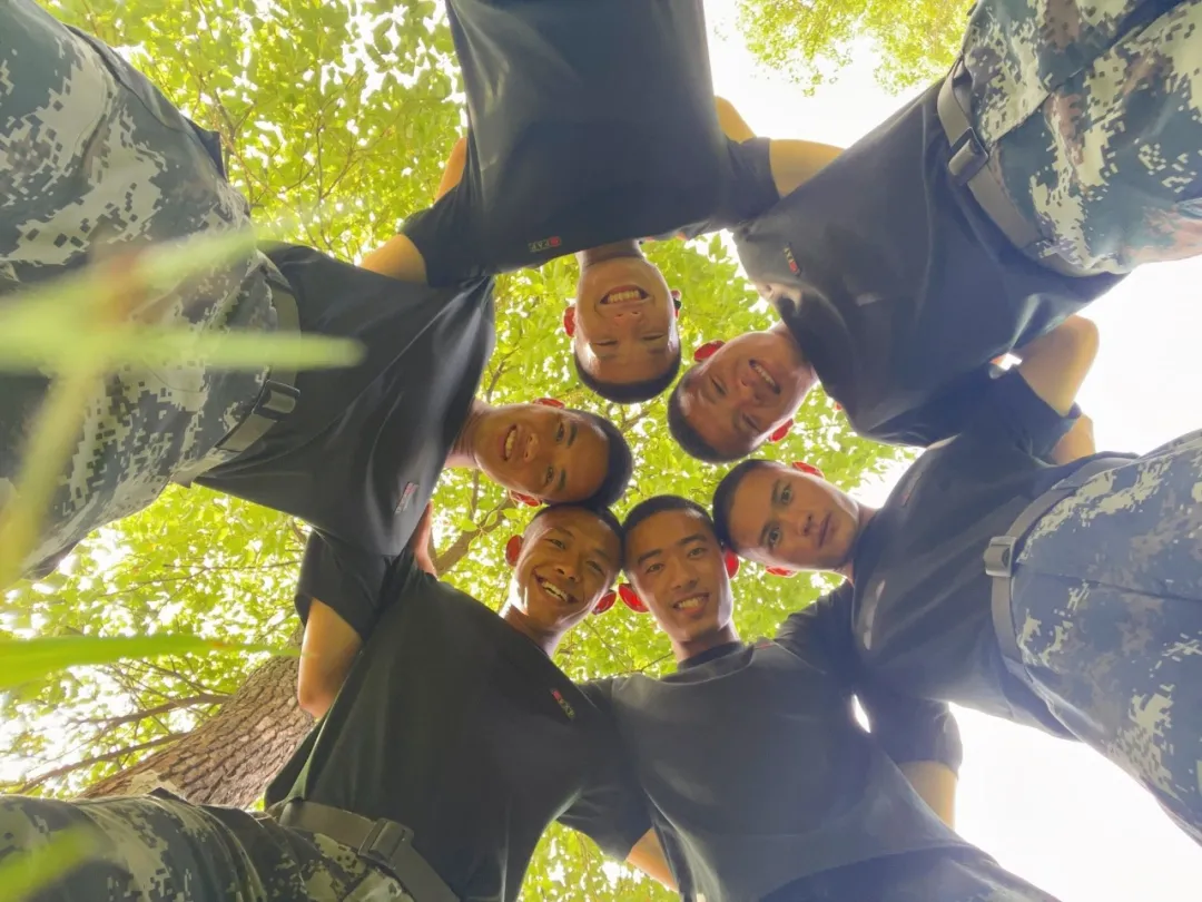 公狗腰兵哥哥一个人在宿舍晚自拍，太好看了