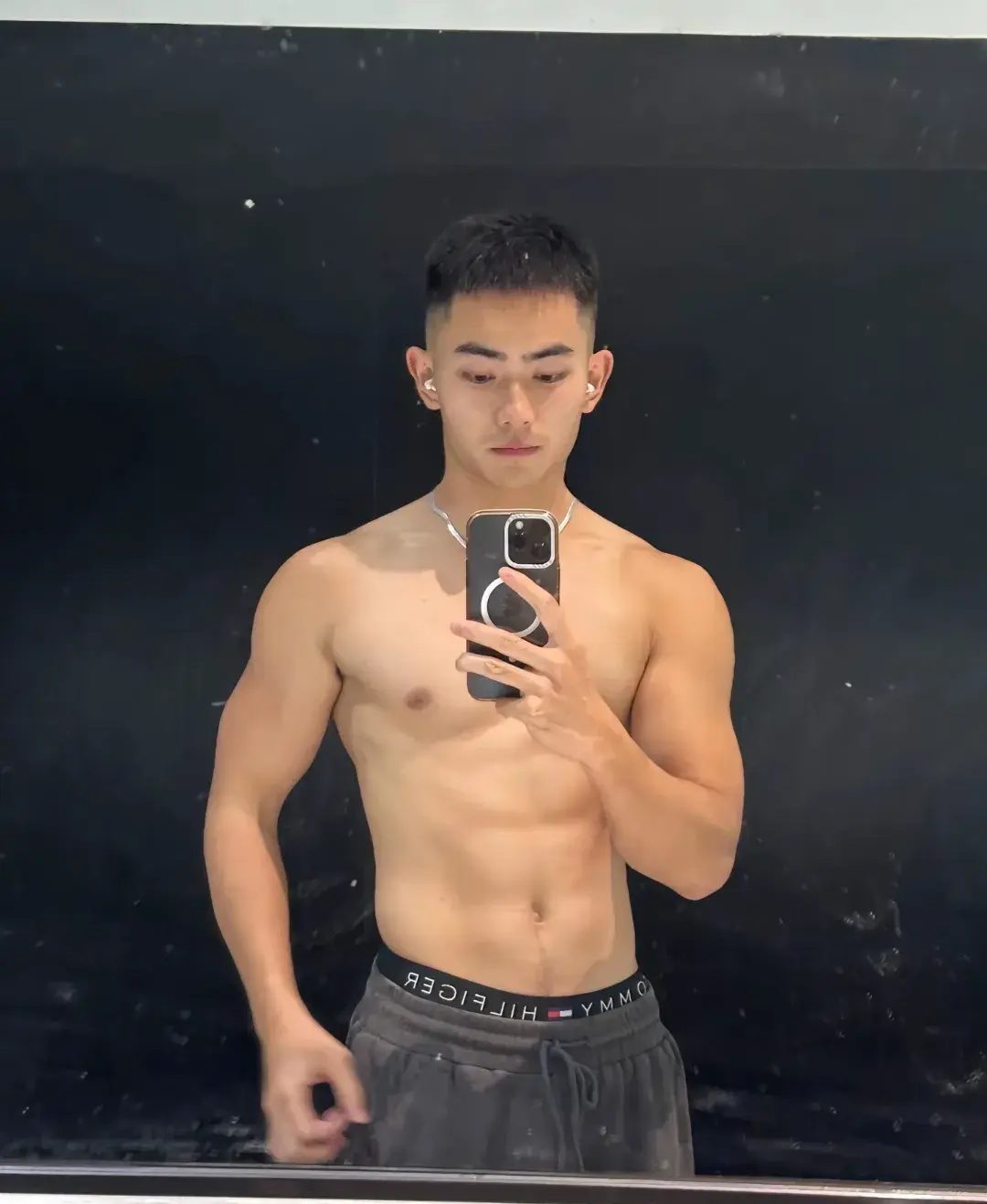 00 后阳光肌肉帅哥，充满了阳刚之气！