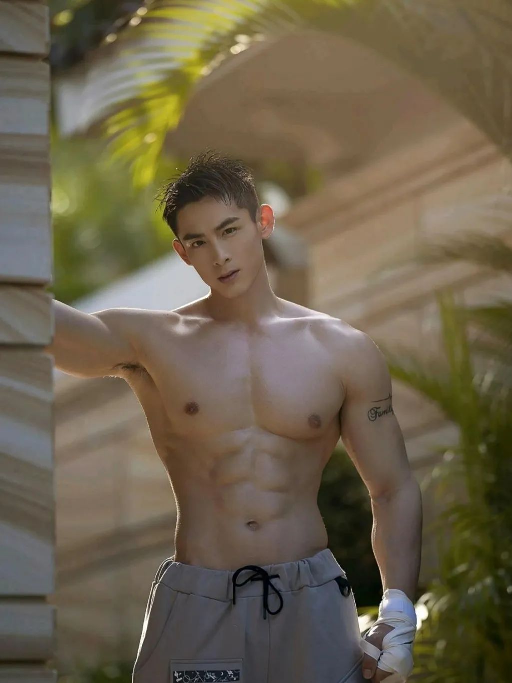 182cm 肌肉小哥外网火了，斩男又斩女！