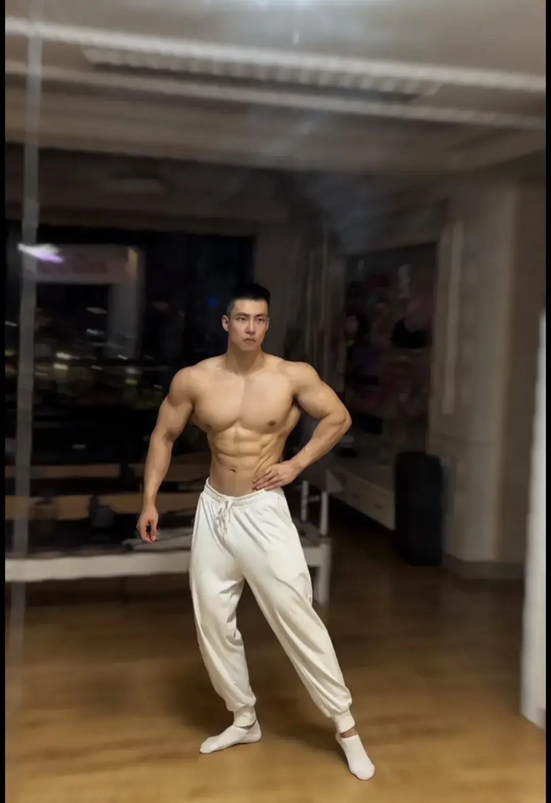 超级的 man 帅气健身教练，四方刚毅大男孩！