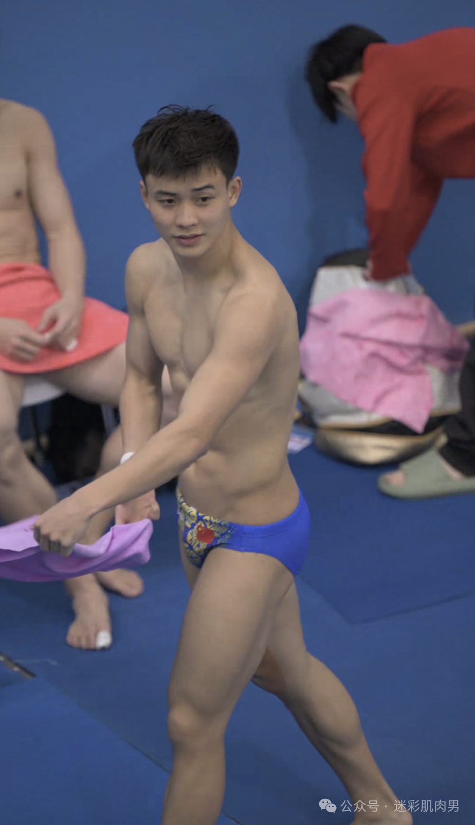 跳水比赛零零后翘臀男穿太紧湿透，19 的他比陈艾森还大！