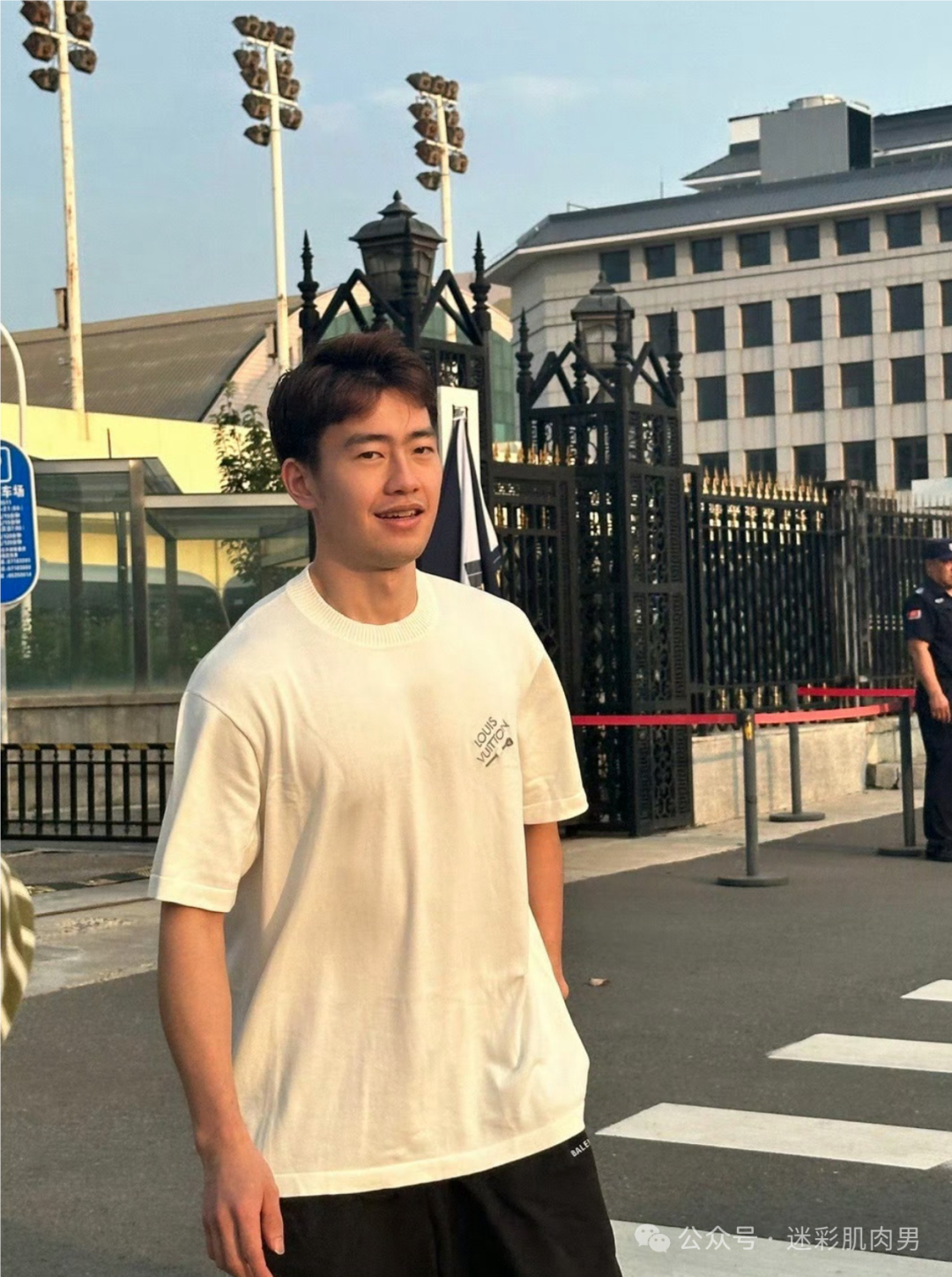 王昶打羽毛球大汗淋漓撩衣岔腿！