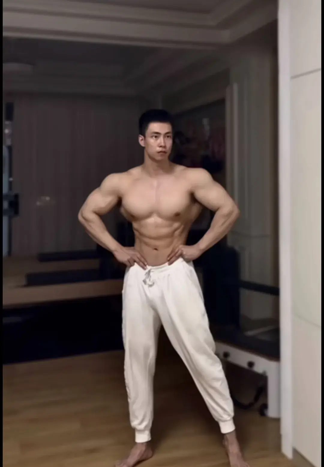 超级的 man 帅气健身教练，四方刚毅大男孩！