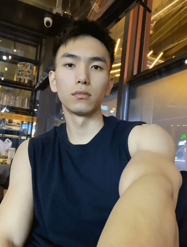 黑皮薄肌男孩，会是你的 crush 吗？