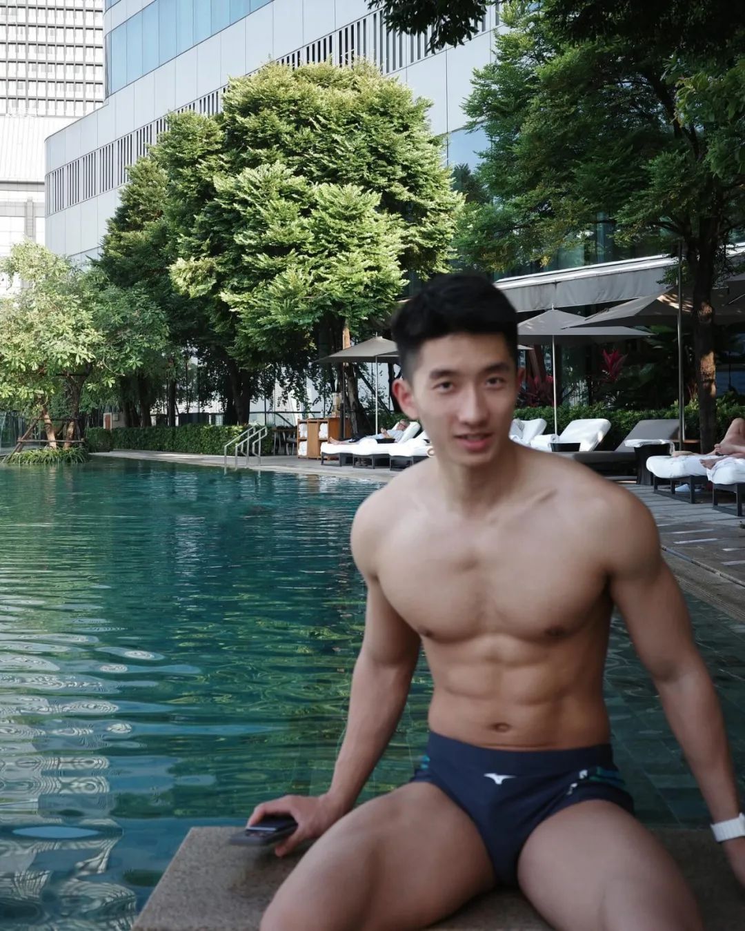 穿泳裤的彝族小哥谁顶得住啊，灰裤子垒的很好看！