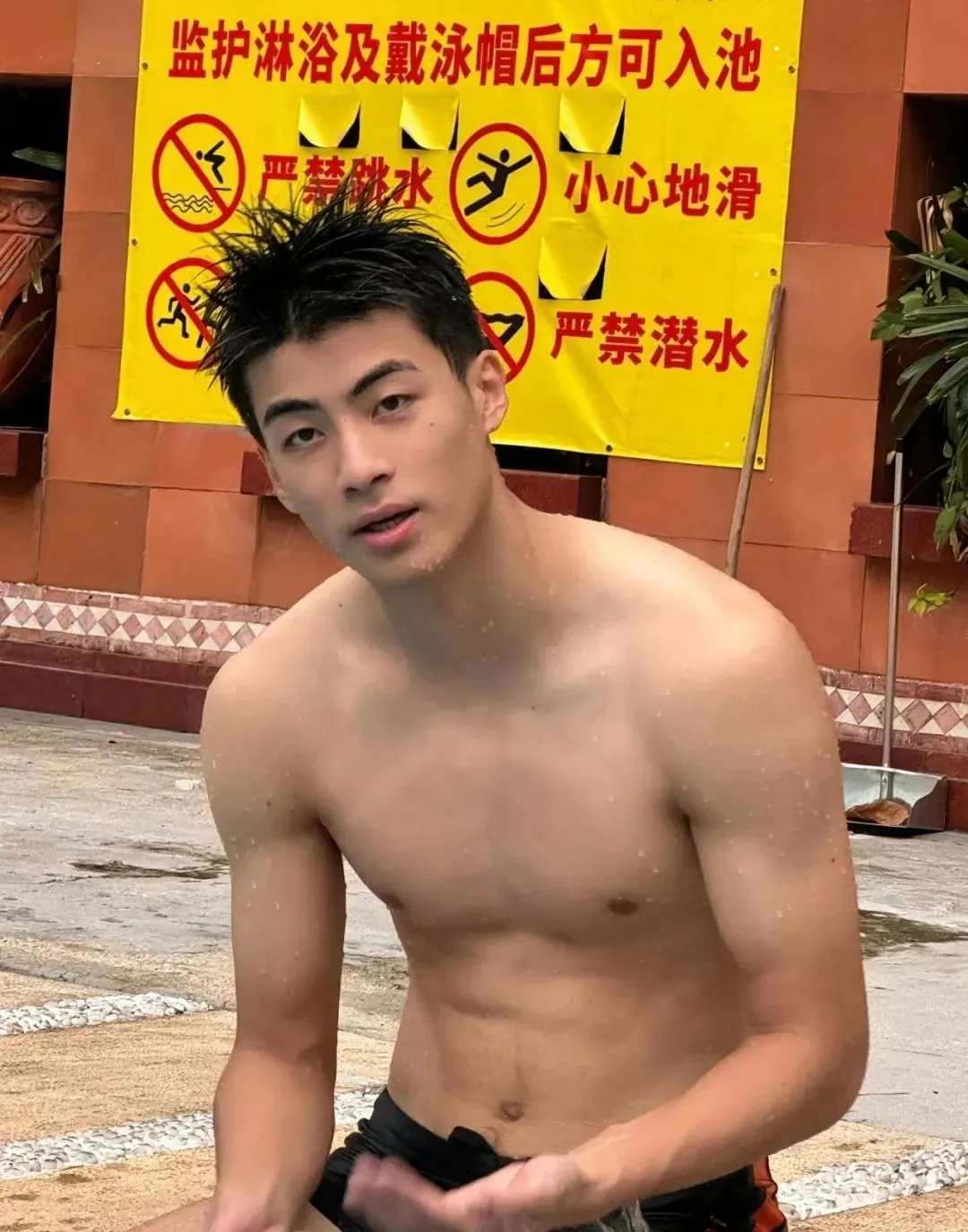 男大！刘姥姥最新“合拍”帅哥是他！