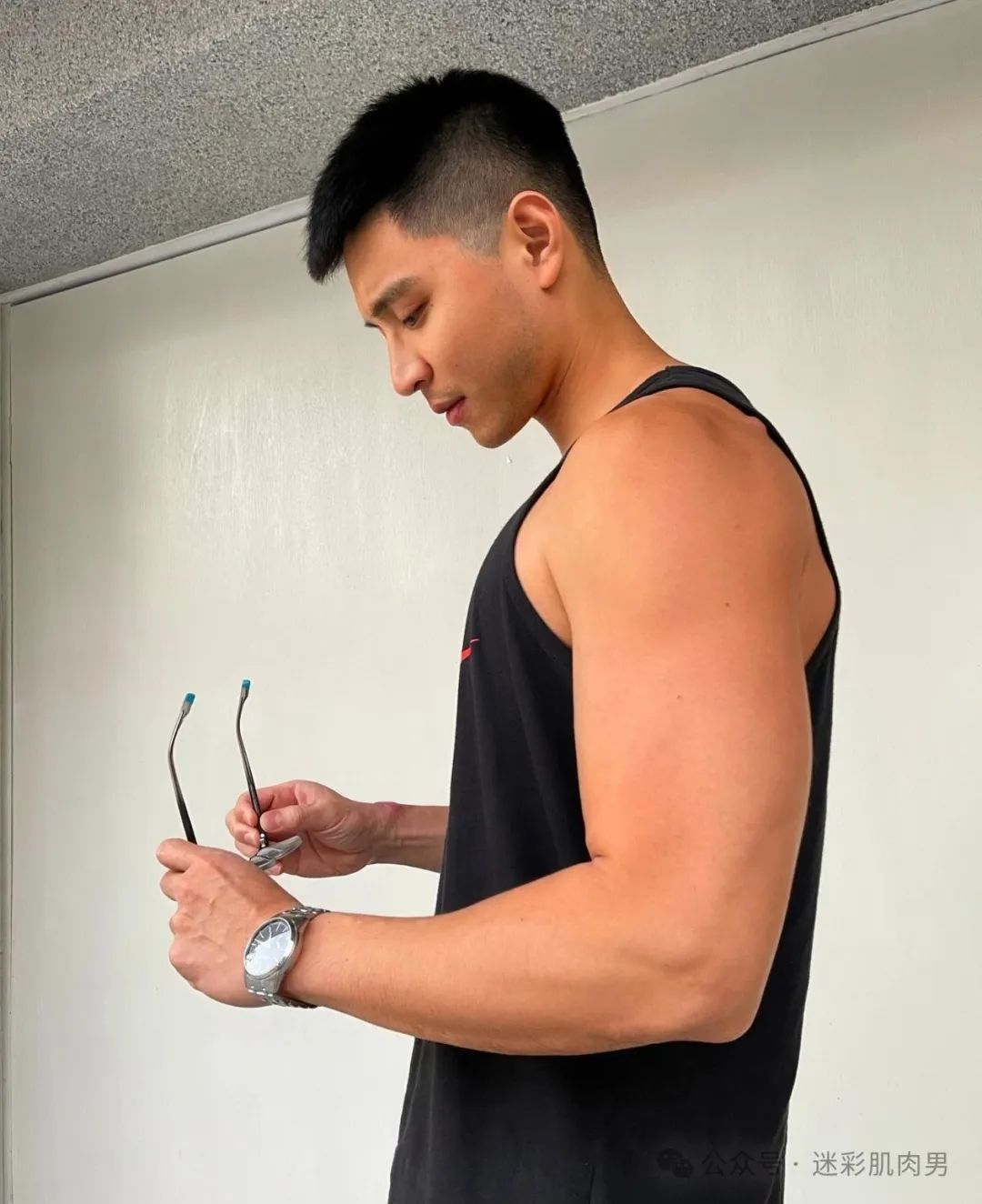 寸头肌肉男医生脱啦，想找他体检！