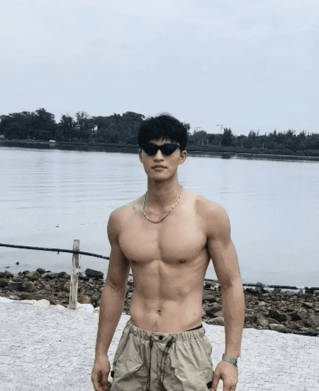 穿着破烂背心的肌肉帅哥，性感身材魅力无限