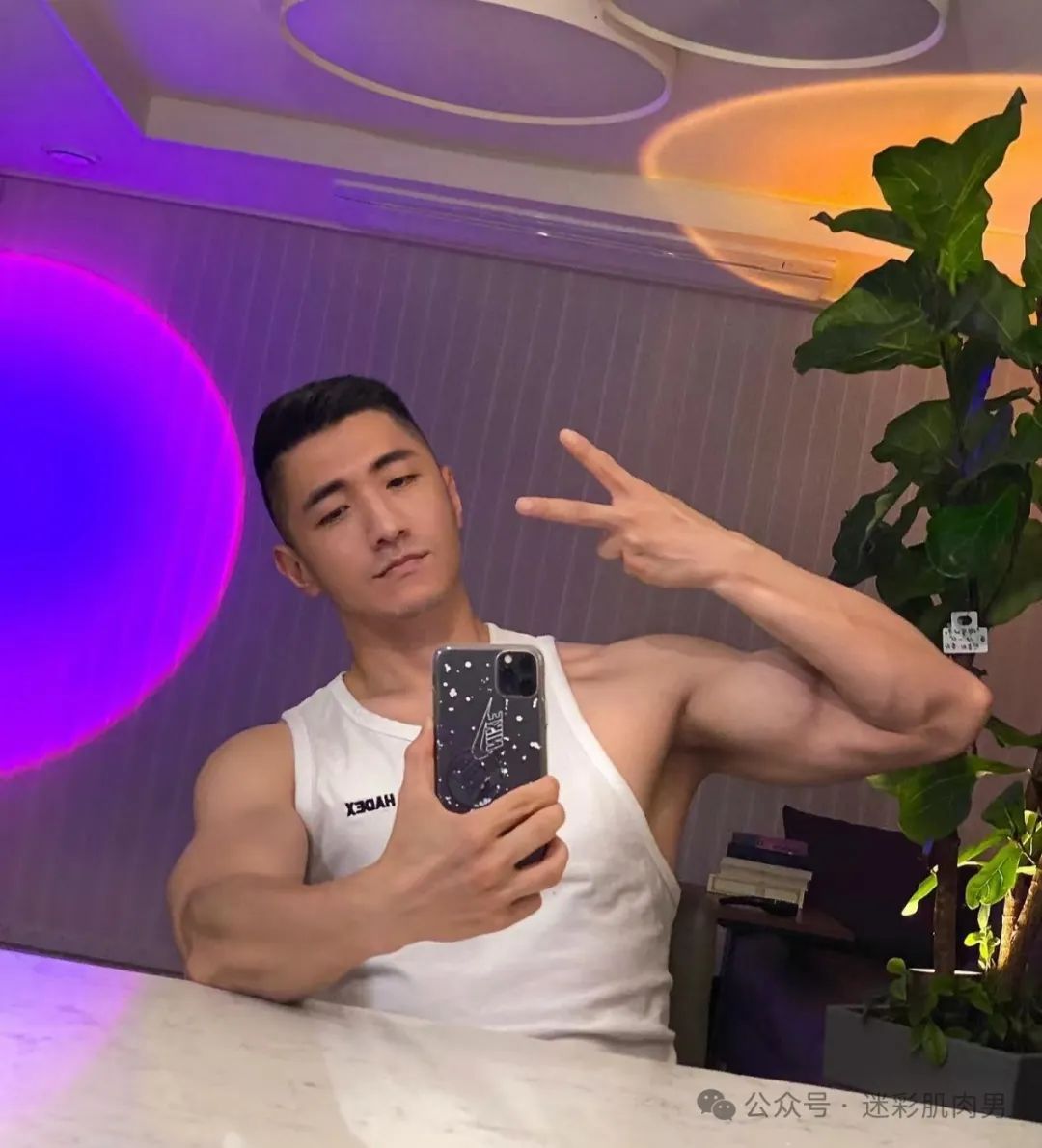 击败 99% 制服男人的证件照天菜，如今变成这样了？！